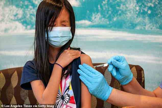Eine CDC-Studie ergab, dass der Pfizer-Covid-Impfstoff bei der Verhinderung einer Infektion durch Omicron bei Kindern im Alter von fünf bis elf Jahren zu 31 % wirksam war. Eine viel größere New Yorker Studie ergab, dass die Impfung für die Altersgruppe unwirksam war.  Im Bild: Ein junges Mädchen in Arcadia, Kalifornien, erhält eine COVID-19-Impfung