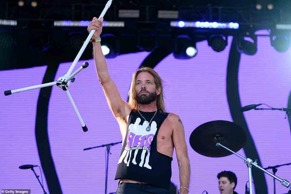 Der charismatische Schlagzeuger der Foo Fighters, Taylor Hawkins, ist im Alter von 50 Jahren gestorben