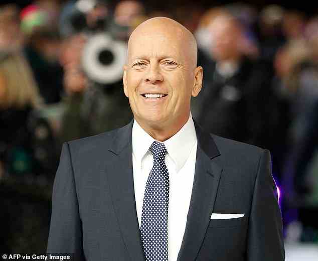 Es gibt Berichte, dass Bruce Willis (oben) seit mehreren Jahren auf Filmsets Anzeichen des Niedergangs zeigt, was darauf hindeutet, dass seine Aphasie das Symptom einer neurodegenerativen Störung im Zusammenhang mit Demenz ist.