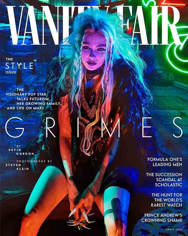 Grimes enthüllte die Neuigkeiten in einem Cover-Interview mit Vanity Fair, während er sich über den Namen ihrer Tochter öffnete, der von Supercomputing, dunkler Materie und „Deep Space Time“ inspiriert war.