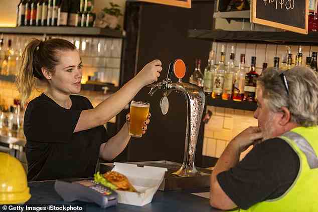 Die Verbrauchssteuer auf gezapftes Bier könnte bald halbiert werden, was bedeutet, dass Bierliebhaber 30 Cent weniger für einen Schoner zahlen könnten