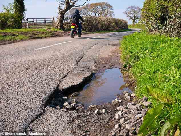 Edge of Thirteen: Großbritanniens bröckelnde Straßen würden 12,64 Milliarden Pfund kosten, um sie zu reparieren, heißt es in einem Bericht