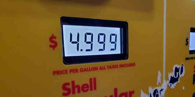 Shell-Zapfsäule mit hohen Gaspreisen in Lafayette, Kalifornien, 25. November 2021. (Foto von Smith Collection/Gado/Getty Images)