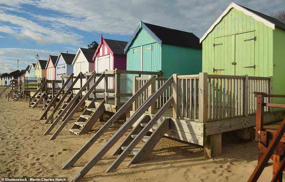 Die Eigentümer von Englands ältesten Strandhütten in Felixstowe verklagen den East Suffolk Council vor Gericht, nachdem ihnen befohlen wurde, sie von der Strandpromenade zu entfernen