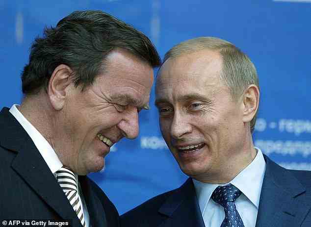 Der frühere deutsche Bundeskanzler Gerhard Schröder (im Bild links neben Wladimir Putin) ist seit 2017 Vorsitzender von Rosneft und erhielt letztes Jahr 500.000 Pfund