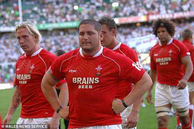 Herr Thomas (Bild Mitte) erlitt 2012 einen Herzinfarkt, als er mit dem walisischen Rugby-Team The Scarlets trainierte