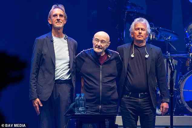 Standing Ovations: Phil Collins verabschiedete sich am Samstag zusammen mit den Bandkollegen Mike Rutherford (links) und Tony Banks (rechts) in London emotional von den Genesis-Fans – als die legendäre Band ihr allerletztes Konzert spielte