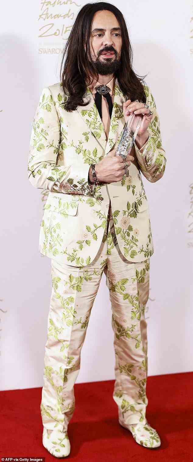 Alessandro Michele, 49, Kreativdirektor von Gucci, wird dafür verantwortlich gemacht, geschlechtsspezifische Mode auf den Laufsteg zu bringen, seit er 2015 an der Spitze der Neugestaltung von Gucci stand (im Bild bei den British Fashion Awards 2015 in London).