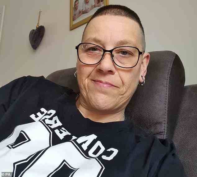 Terri Hurdman, 49, im Bild, wurde 2020 mit Krebs diagnostiziert, der sich auf ihre Lunge ausgebreitet hatte