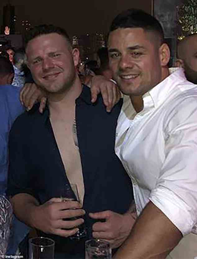 Jarryd Hayne und sein ehemaliger Teamkollege Nathan Brown (zusammen abgebildet) waren angeblich am Sonntagabend vor einem Pub in Sydney in einen hitzigen Straßenstreit verwickelt