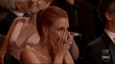 LOL!  Jessica Chastain kichert, als Leo DiCaprio bei den Oscars 2022 geröstet wird