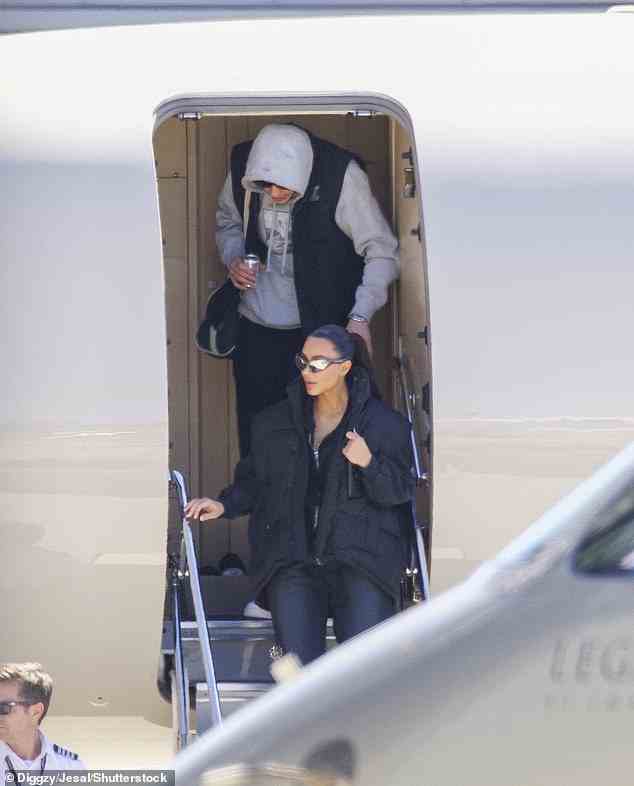 Zurück zu Cali: Kim Kardashian und Pete Davidson kamen am Dienstag auf einem Flughafen in Los Angeles an, nachdem sie einen Kurztrip nach New York City unternommen hatten