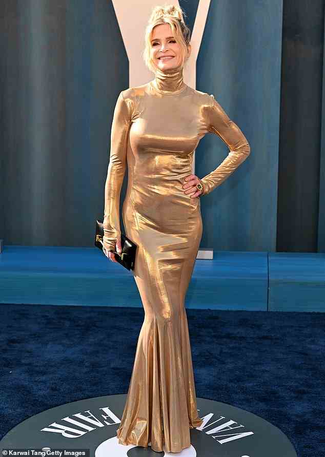 Goldenes Mädchen: Kyra Sedgwick, 56, sah in einem goldenen, kurvenbetonten Kleid unglaublich aus, als sie am Sonntagabend auf der Oscar-Party von Vanity Fair war