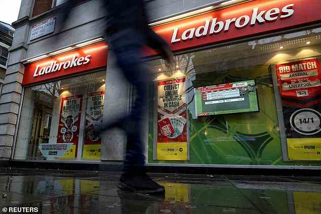 Der Glücksspielriese hinter Ladbrokes und Coral hat angekündigt, der Regierung etwa 44 Millionen Pfund zurückzuzahlen, von denen er behauptete, dass er seine Mitarbeiter im vergangenen Jahr im Urlaub gehalten habe