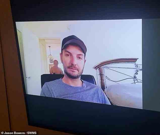 Jason Bowers, 35, hatte gerade geduscht und war nackt, als er das Schlafzimmer betrat, das er sich mit seinem Partner Damian Mlotkowski, ebenfalls 35, in ihrem Haus in West Hollywood, Kalifornien, teilt