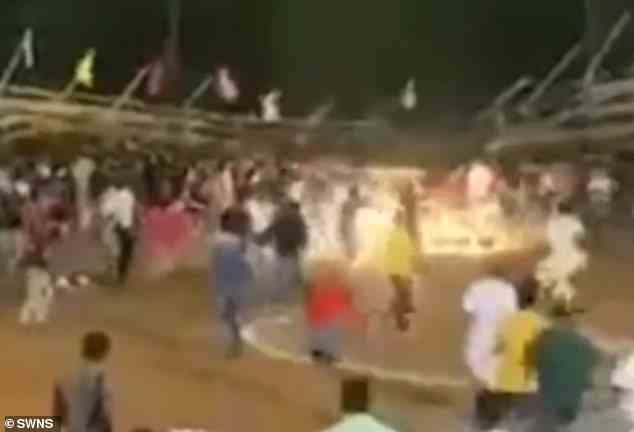 Hunderte wurden verletzt, als vor Beginn eines Turnierfinales eine mit rund 2.000 Menschen vollgestopfte Fußballtribüne einstürzte