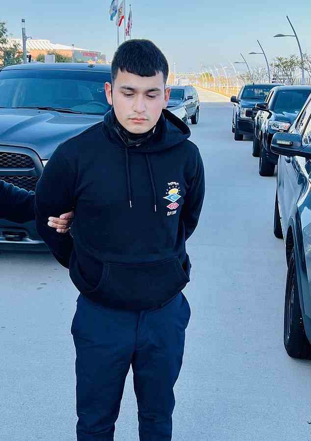 Juan Baron, 23, wurde von US Marshals und LAPD festgenommen, nachdem man ihn an Bord eines Greyhound-Busses in Kalifornien unter einer Bank versteckt gefunden hatte.  Er ist ein Verdächtiger im Mord an seinem 73-jährigen Freund auf Hawaii