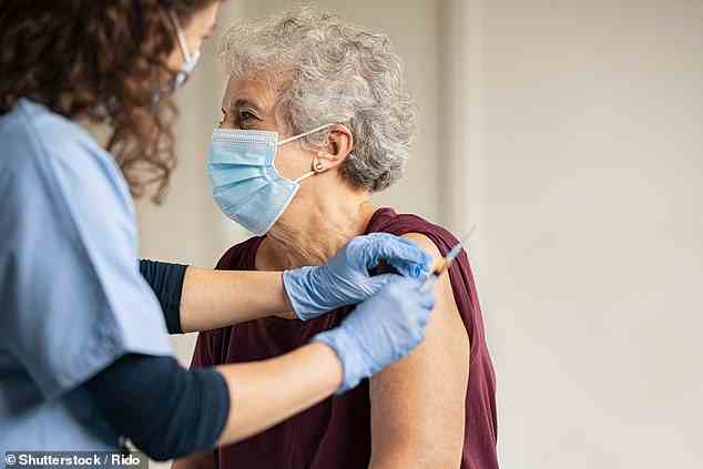 Der NHS hat kostenlose Grippeschutzimpfungen für Millionen von Menschen über 50 abgeschafft, da die Organisation beschlossen hat, ihre Politik auf die Bedingungen vor der Pandemie umzustellen (Stockfoto)