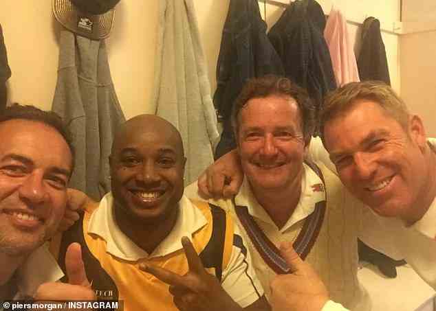Der britische Fernsehmoderator Piers Morgan hat seinem „großen treuen Freund“ Shane Warne nach dem plötzlichen Tod des Cricketspielers am Freitag in Koh Samui Tribut gezollt (im Bild das Paar im Jahr 2015).
