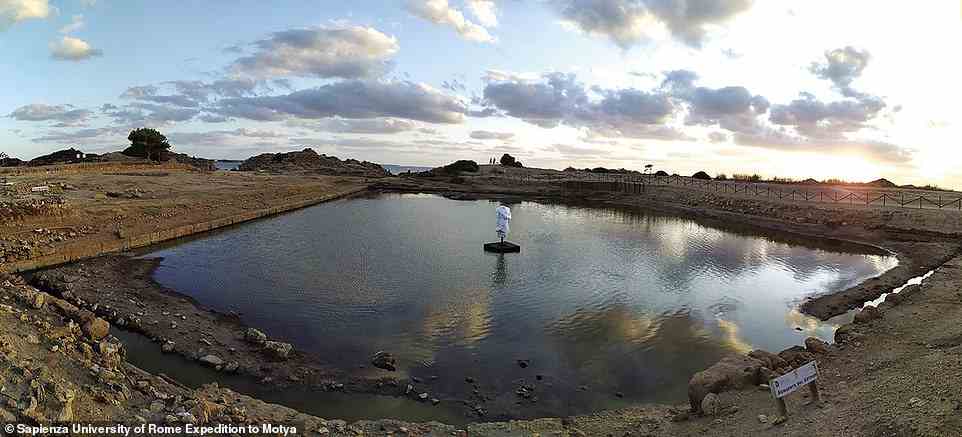 Ein riesiger künstlicher See in Sizilien (im Bild) wurde als uraltes heiliges Becken identifiziert, das auf die Sterne ausgerichtet und vor 2.500 Jahren für religiöse Zeremonien verwendet wurde