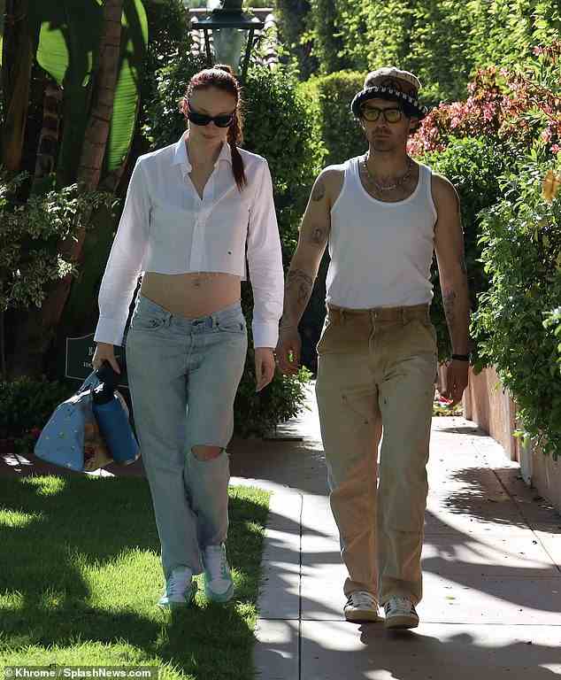 Sonne tanken: Sophie Turner und Joe Jonas schlenderten am Samstag in lässigen Outfits durch Los Angeles