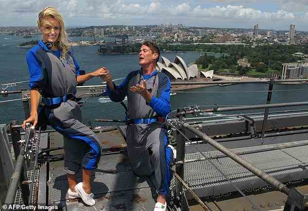 Im Bild: David Hasselhoff macht seiner Freundin Hayley Roberts auf der Sydney Harbour Bridge einen Heiratsantrag