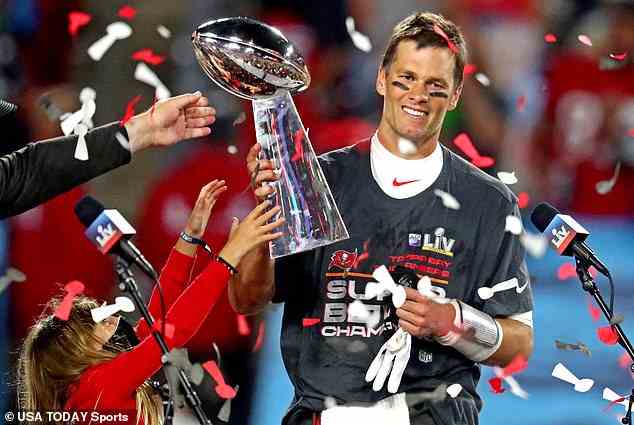 Tom Brady (im Bild nach seinem Super Bowl-Sieg im letzten Jahr) ist weniger als zwei Monate nach seinem Ausscheiden aus der NFL aus dem Ruhestand zurückgekehrt.