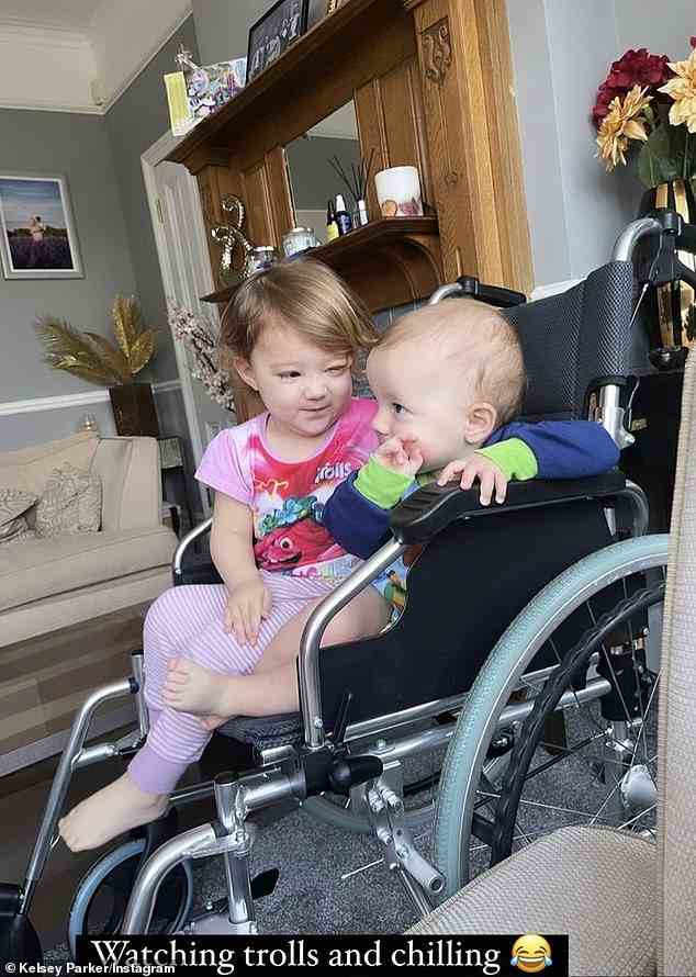 Familie: Tom Parkers Frau Kelsey hat ein süßes Video ihrer Kinder gepostet, die in seinem Rollstuhl sitzen