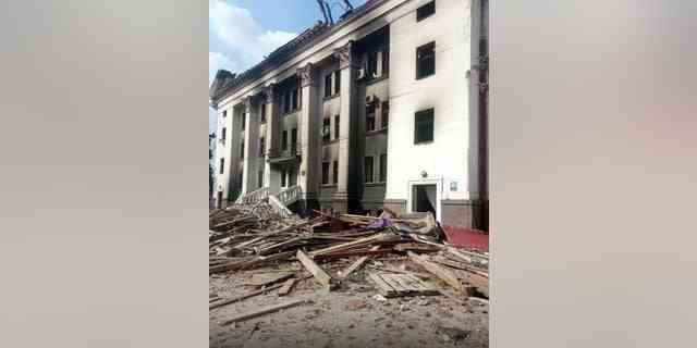 Das nach Beschuss beschädigte Schauspielhaus in Mariupol, Ukraine, 17. März 2022
