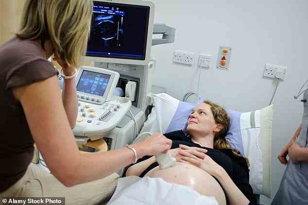 Forscher fanden heraus, dass ein einfacher Ultraschall bestimmen kann, ob eine Ovarialläsion gutartig oder bösartig ist, wodurch Frauen den Stress weiterer diagnostischer Tests wiedererleben (Dateifoto)