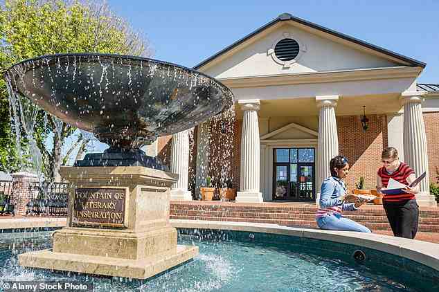 Neuartige Idee: Monroevilles Brunnen zu Ehren seiner berühmten Schriftsteller.  Die malerische Stadt ist die Heimatstadt des Autors Harper Lee