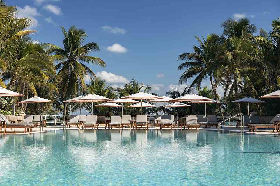 Das Ritz-Carlton, South Beach Hotel ist eine verlockende Option für einen Frühlingsurlaub in Miami Beach – ohne die Ausgelassenheit.  Abgebildet ist der einladende Pool des Hotels