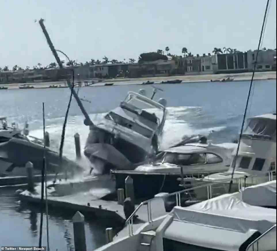 Der Moment, in dem ein CEO von San Diego eine 60-Fuß-Yacht im Hafen von Newport stahl und sie für eine zerstörerische Spritztour mitnahm, bei der er gegen Dutzende von Booten prallte und eine Frau verletzte