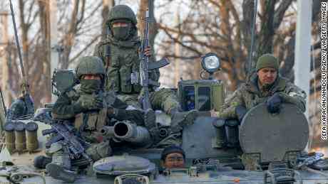 Russland sagt, sein Militär formiere sich neu.  Als nächstes könnte ein verstärkter Angriff auf die Ostukraine folgen