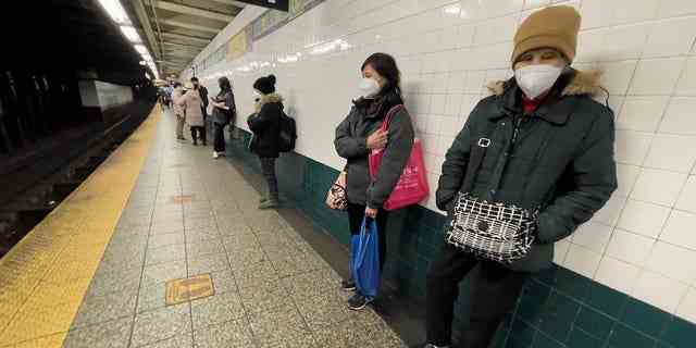 U-Bahn-Passagiere warten auf einem Bahnsteig.  Vier Menschen wurden Anfang dieses Jahres in einer U-Bahnstation in Brooklyn erstochen, sagte die NYPD. 