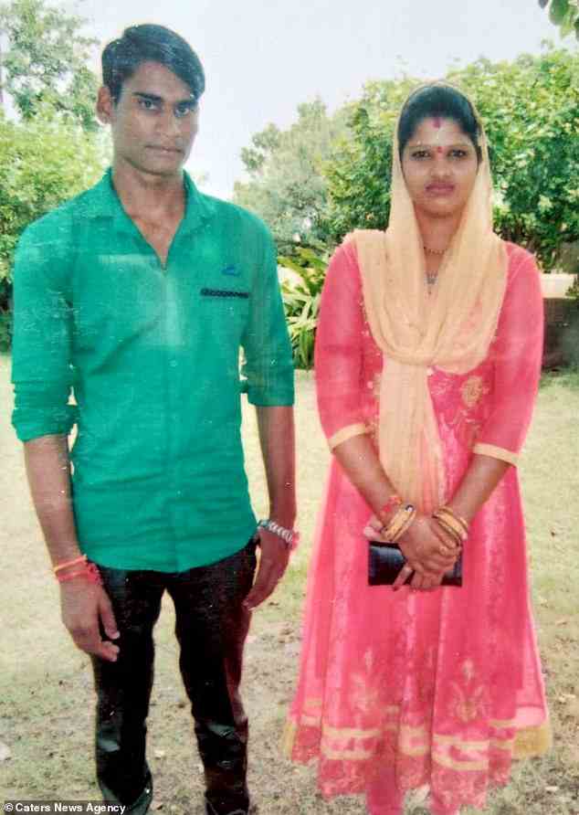 Babita Ahirwar und ihr Ehemann Jaswant Singh Ahirwar (zusammen abgebildet) erwarteten 2019 ihr erstes Kind, als sie auch siamesische Zwillinge zur Welt brachten, was sie für eine Strafe Gottes hielten