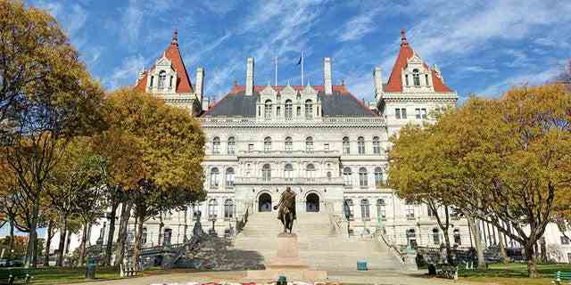 Das New York State Capitol, der Sitz der Regierung des Staates New York, befindet sich in Albany, der Hauptstadt des US-Bundesstaates New York.