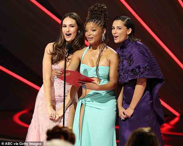 Willkommen im Club: Halle Bailey feierte bei den Oscars ihren 22. Geburtstag auf der Bühne, flankiert von Lily James und Naomi Scott, die Cinderella und Prinzessin Jasmin gespielt haben