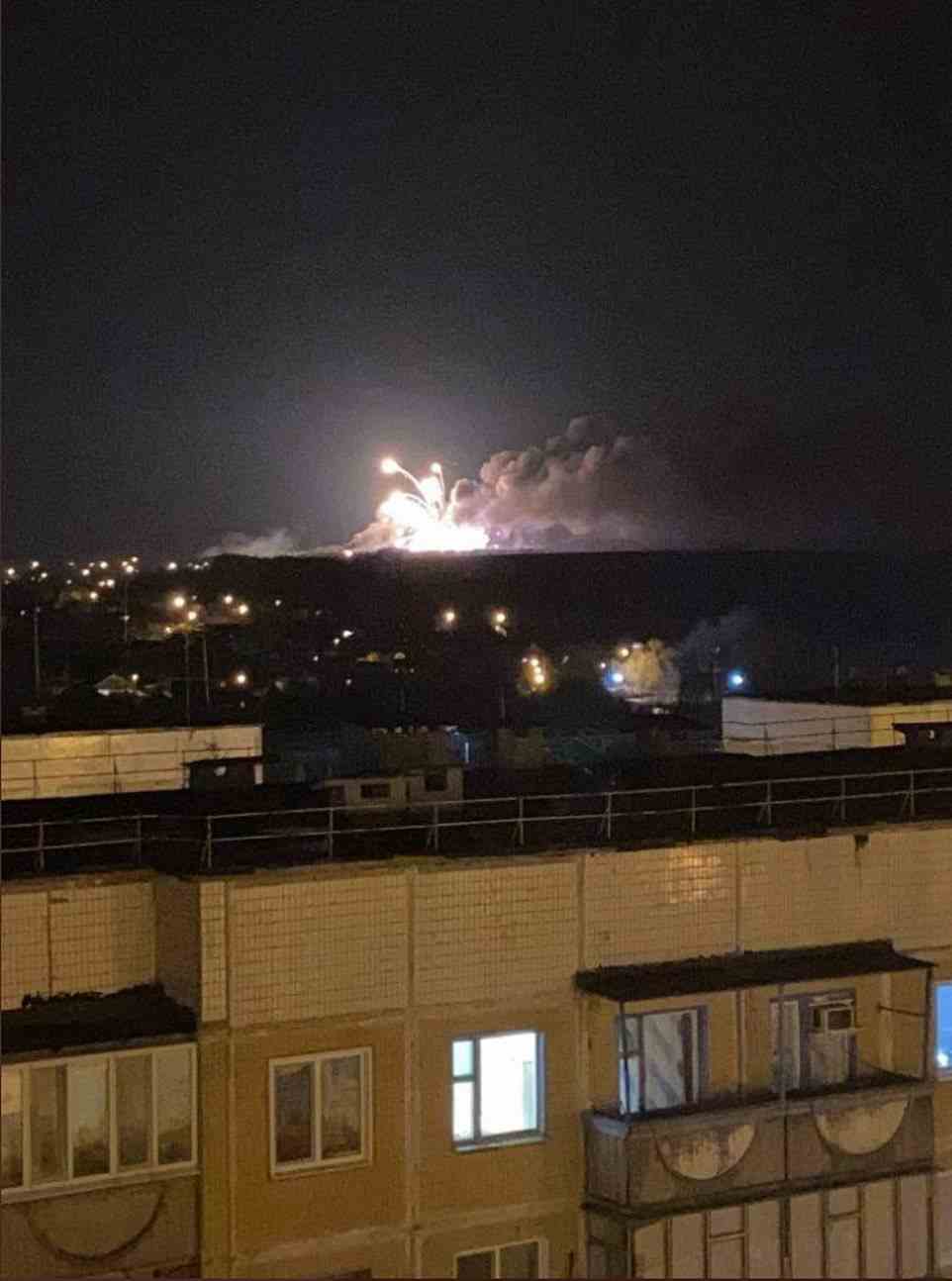 Am Dienstag tauchten Aufnahmen einer gewaltigen Explosion in Belgorod an der Stelle eines mutmaßlichen Waffendepots auf (im Bild).  Es wurde zunächst angenommen, dass es von einer ukrainischen Rakete getroffen wurde, aber später wurde menschliches Versagen als wahrscheinliche Ursache für das Feuer angesehen