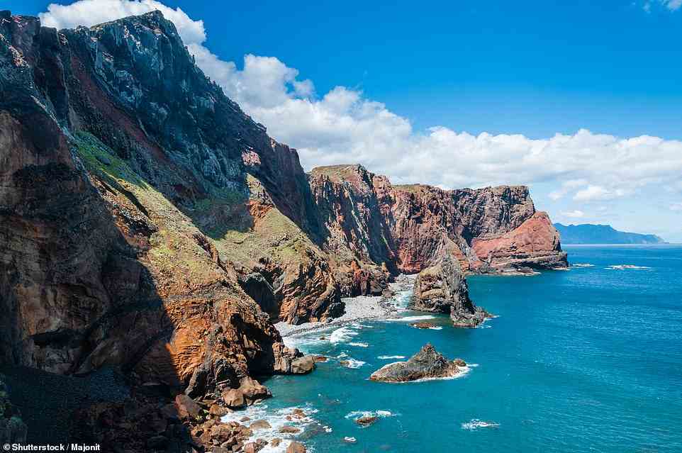 Gehen Sie den Pfad entlang der abgebildeten Halbinsel Sao Lourenco und Sie werden von „atemberaubenden Ausblicken über den schimmernden blauen Atlantik“ begrüßt, sagt Nigel