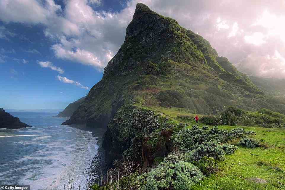 „Madeira bietet zahlreiche Berg- und Küstenwanderwege“, sagt Nigel.  Oben folgt ein Wanderer dem Wanderweg in der Nähe von Boaventura an der Nordküste der Insel