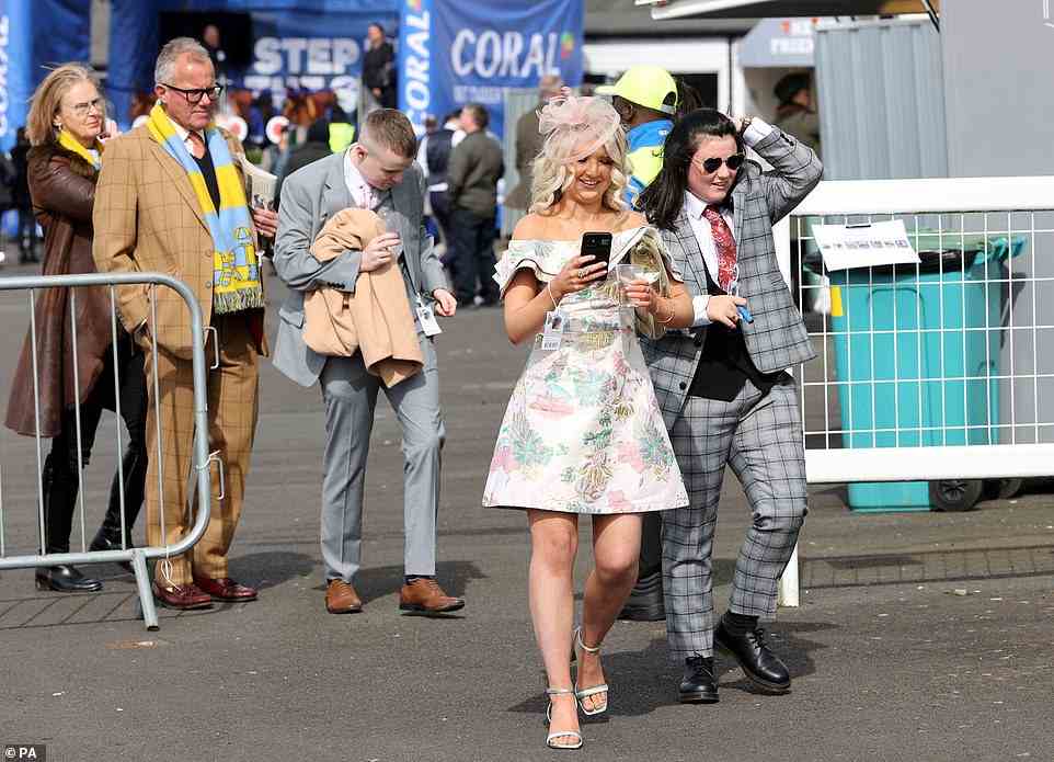 Elegante Kommoden: Auffällige Anzüge und geblümte Kleider waren an der Tagesordnung für Nachtschwärmer, die auf der Ayr Racecourse ankamen