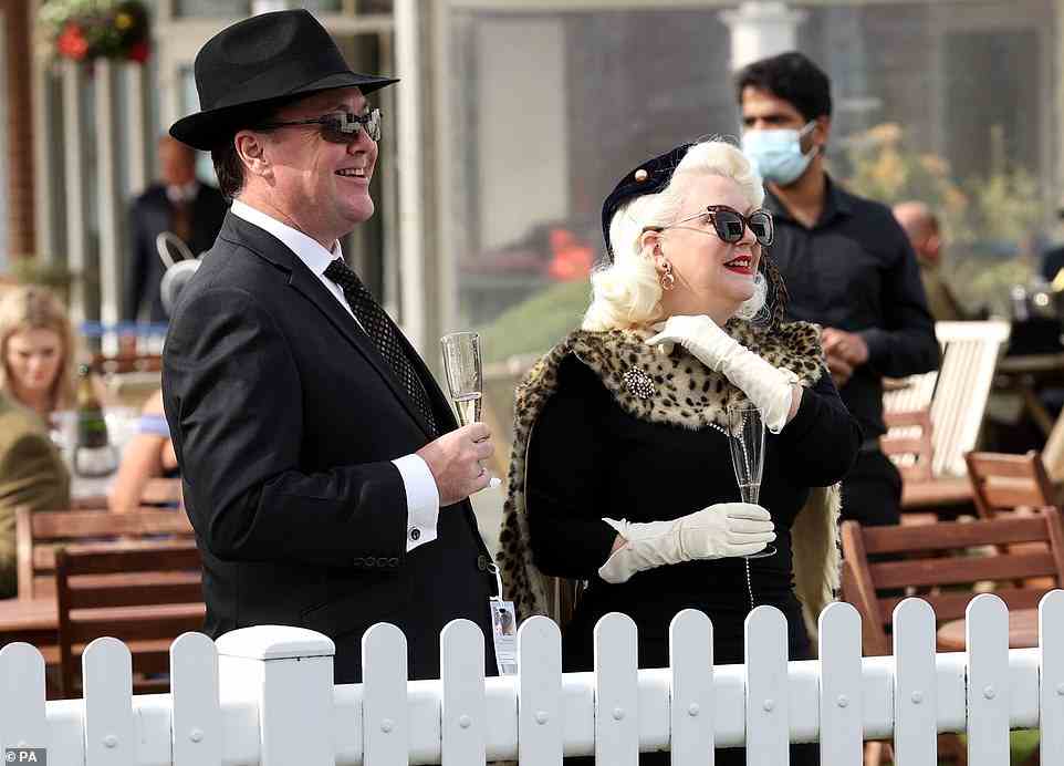 Alter Hollywood-Glamour: Dieses Paar brachte mit seinem Leopardenmuster und seinen High-End-Hüten ein Vintage-inspiriertes Gefühl in den Tag