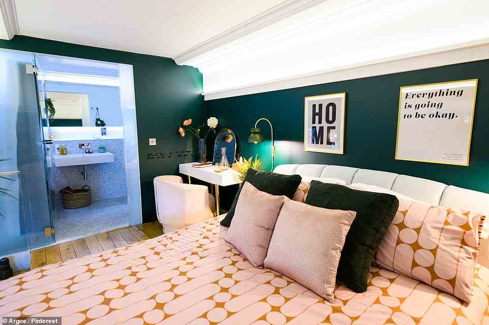 Eine Welle von Pinterest-Suchanfragen nach „Luxus-Schlafzimmer-Master“ und „goldene Badezimmerarmaturen“ inspirierte das „Luxe Room“ (im Bild).
