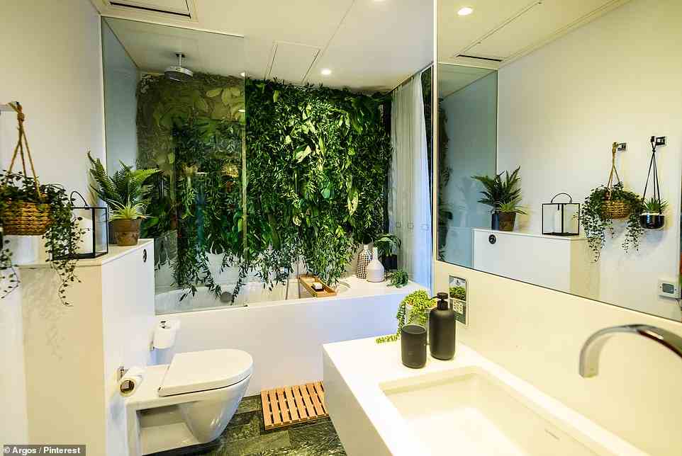 Oben ist das Badezimmer im 'Nature Room', komplett mit geflochtenen Körben und einer Pflanzenwand