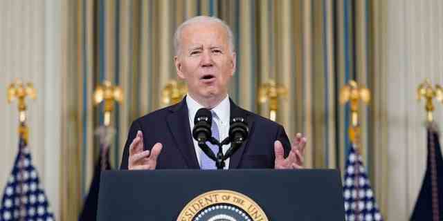Präsident Joe Biden spricht am Freitag, den 1. April 2022, im State Dining Room des Weißen Hauses in Washington über den Stellenbericht vom März.