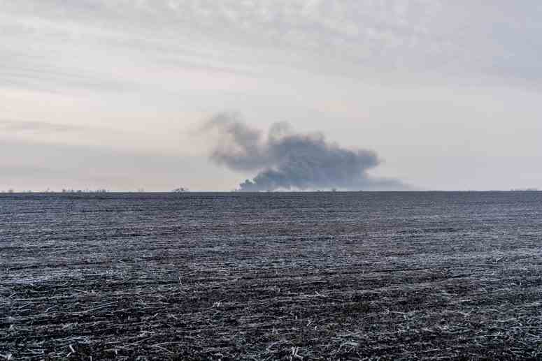 Rauch steigt im Hintergrund auf, nachdem Explosionen am Stadtrand von Kramatorsk in der Ukraine zu hören waren.