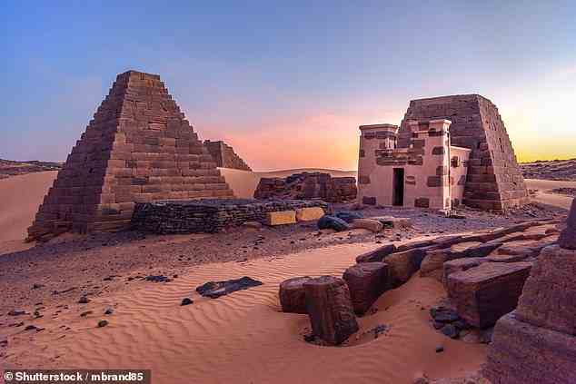 Alleinreisende, die Einzelzuschläge vermeiden möchten, sollten sich für Pakete wie Jules Vernes neuntägige geführte Tour durch den Sudan entscheiden, die an den Pyramiden von Meroe (im Bild) Halt macht.