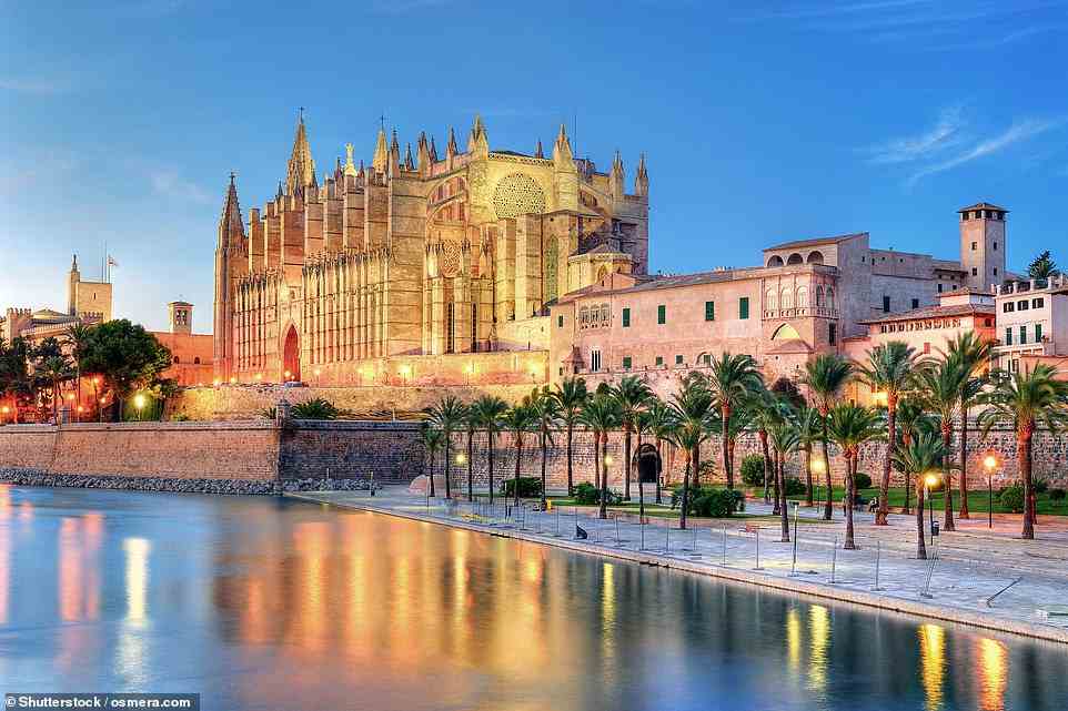 Laut Mark ist die mallorquinische Hauptstadt Palma „ein Muss, wenn man nur die prächtige Kathedrale (Bild Mitte links) mit ihren von Antoni Gaudi entworfenen modernistischen Innenräumen sieht“.