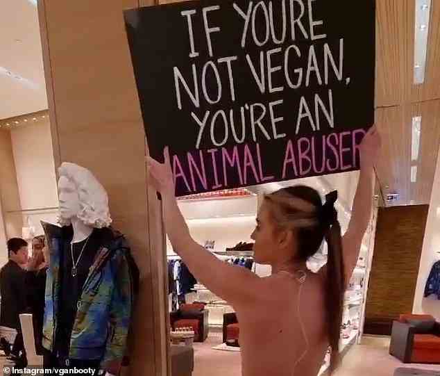 Frau Peterson kam im Luxusgeschäft an, um gegen tierische Produkte in der Mode zu protestieren, mit einem Schild mit der Aufschrift: „Wenn Sie nicht vegan sind, sind Sie ein Tierquäler“ auf der einen Seite (Bild).